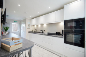 Spacious 4 Bedroom, central location, Parking x3